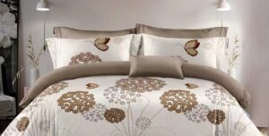 Parure de lit trois places AB407 ARJUN, fleurs et papillons beige sur fond crème